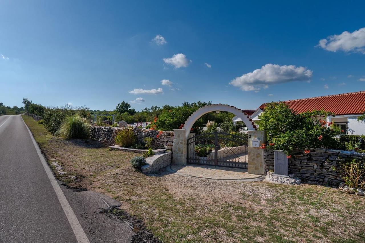 Villa House Camellia With Fenced Pool And Playground à Blizna Donja Extérieur photo