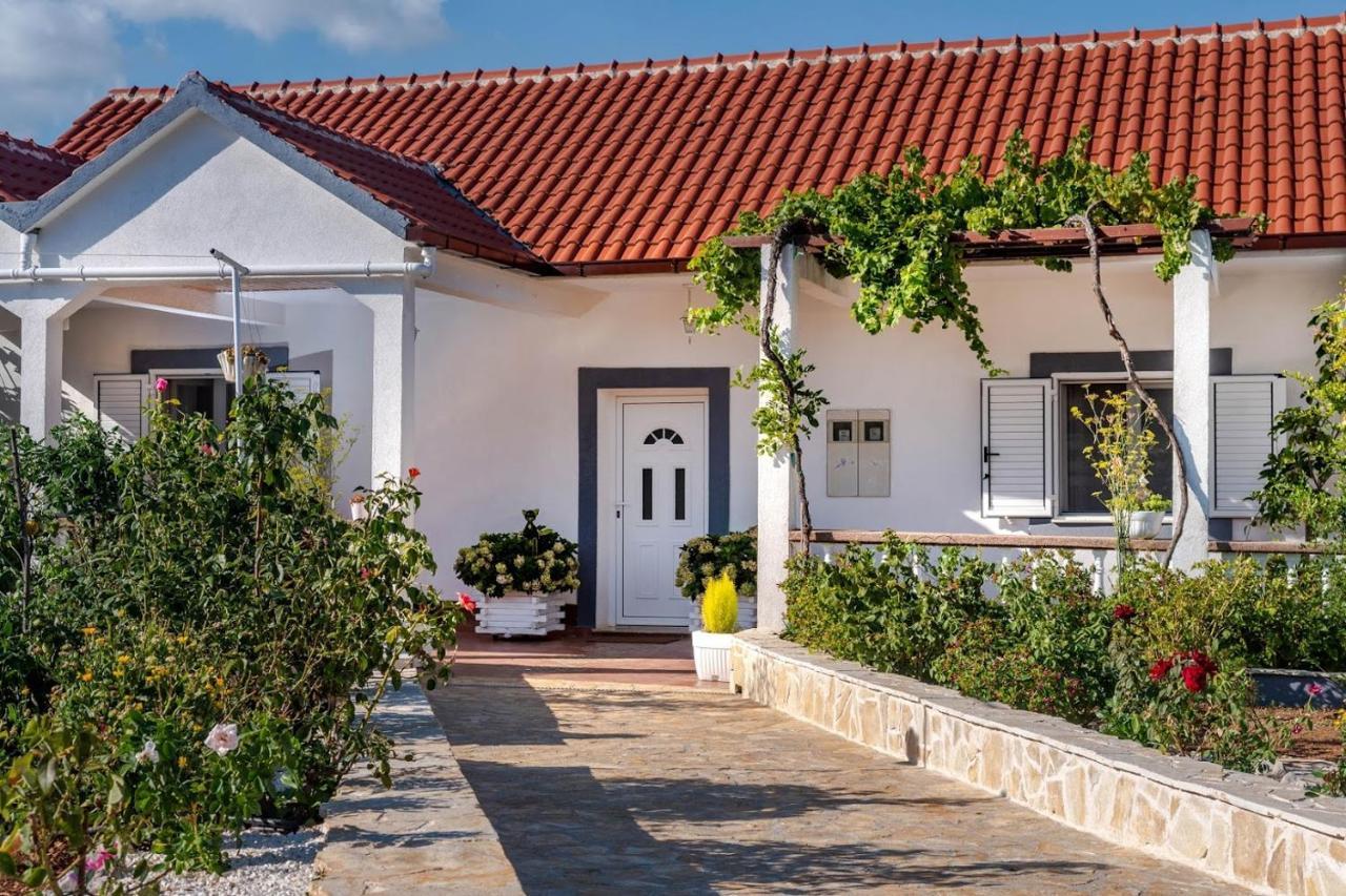 Villa House Camellia With Fenced Pool And Playground à Blizna Donja Extérieur photo